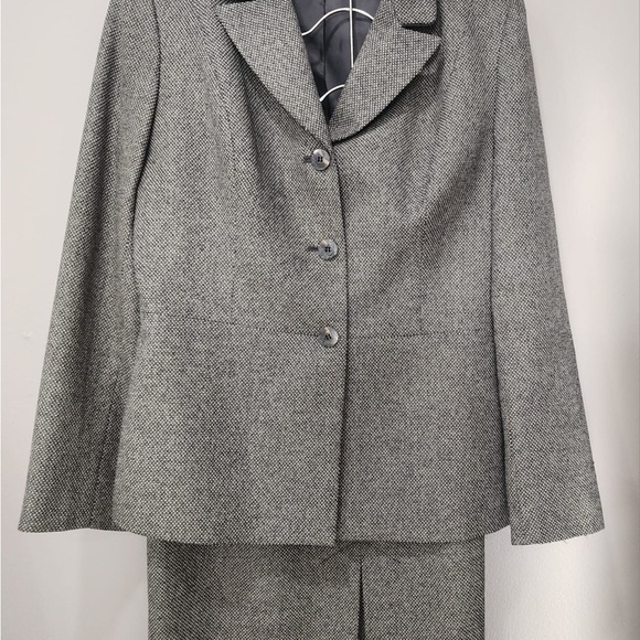 Le Suit ,Women’s suit size 10 black color with cream - Picture 2 of 7